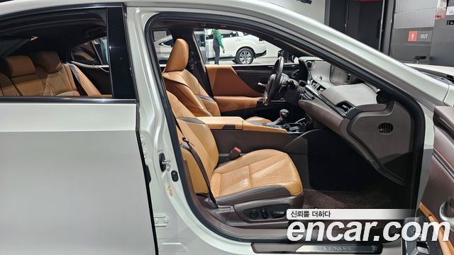 Лексус ES300h 2019 — миниатюра 10
