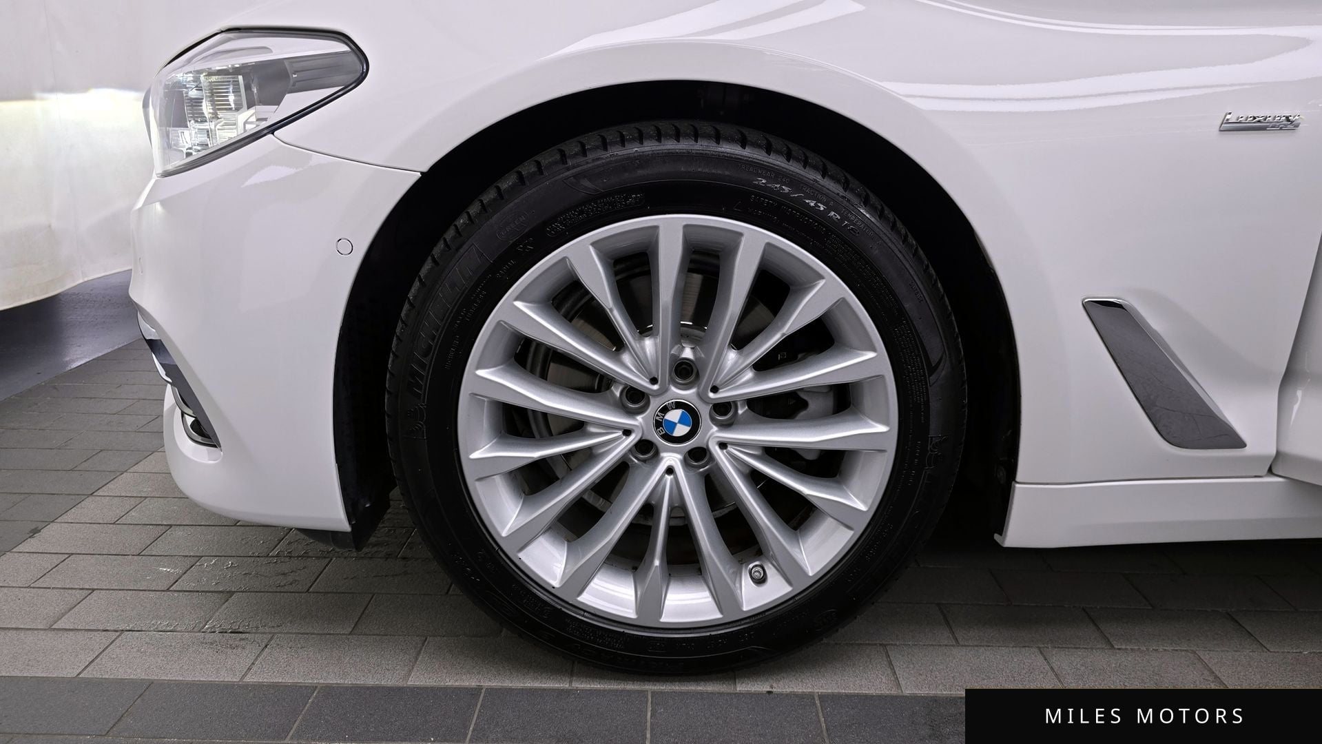 BMW 5 Series (G30) 2018 — миниатюра 5
