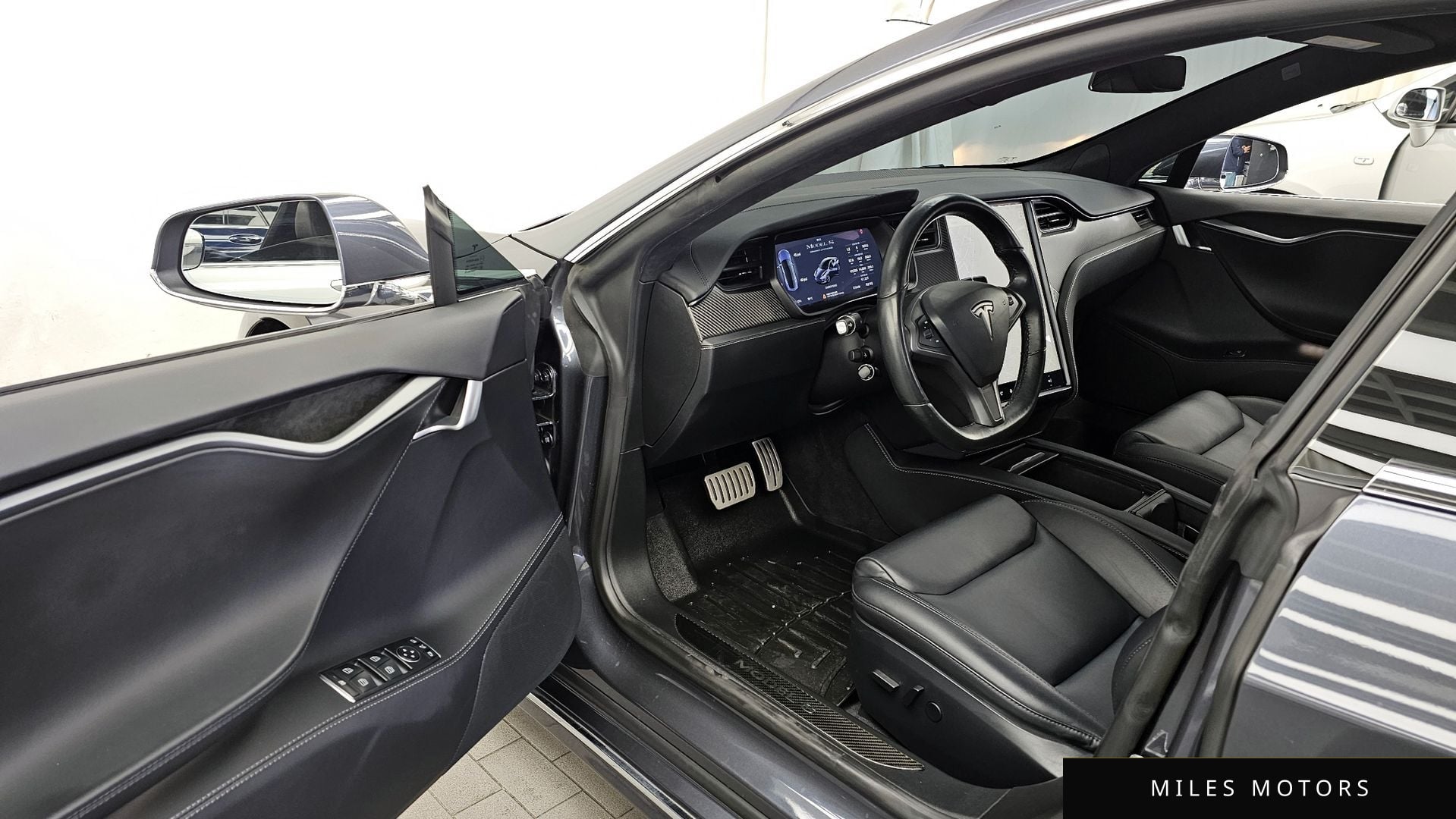 Tesla Model S 2020 — миниатюра 10