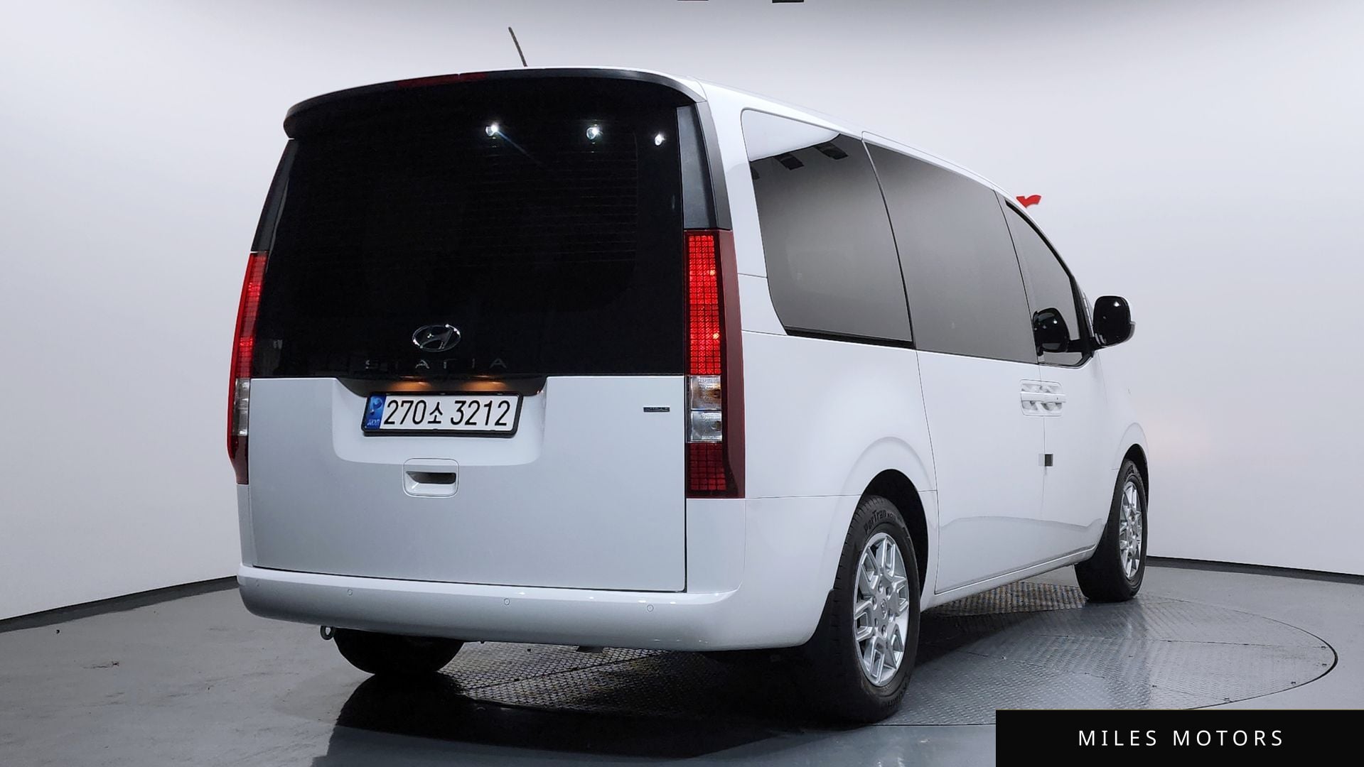 Hyundai Staria 2023 — миниатюра 2