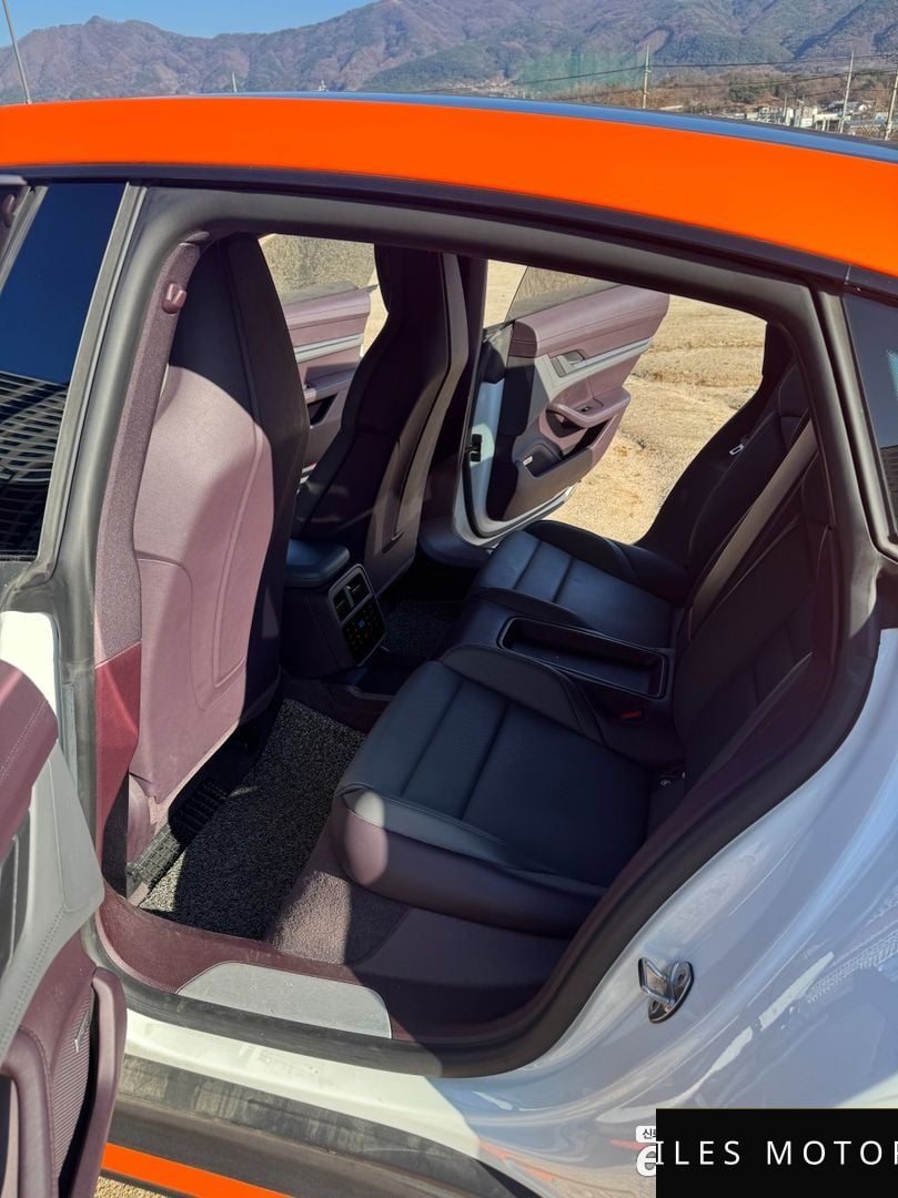 Porsche Taycan 2021 — миниатюра 9