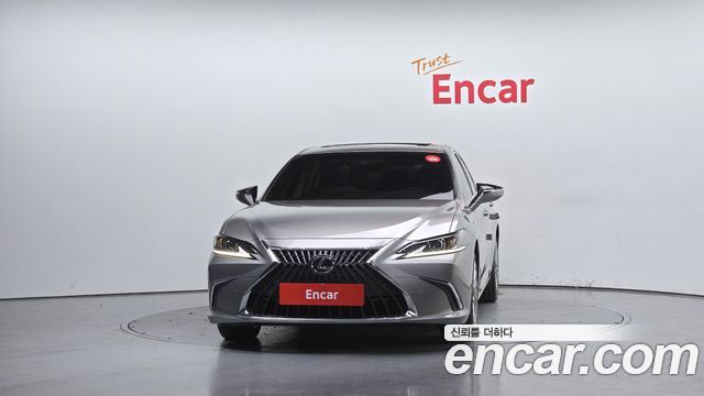 Лексус ES300h 2023 — миниатюра 3