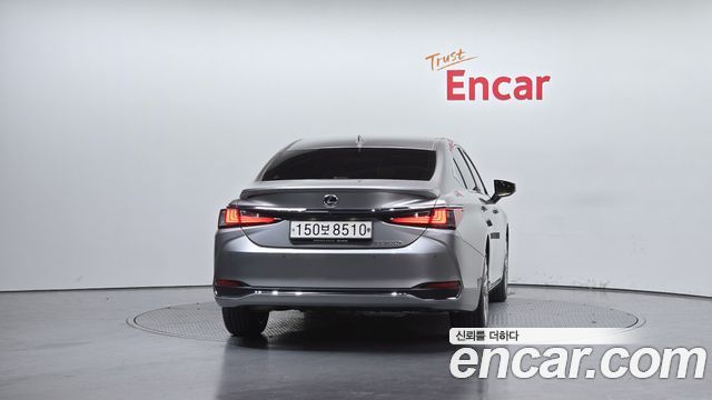 Лексус ES300h 2023 — миниатюра 4