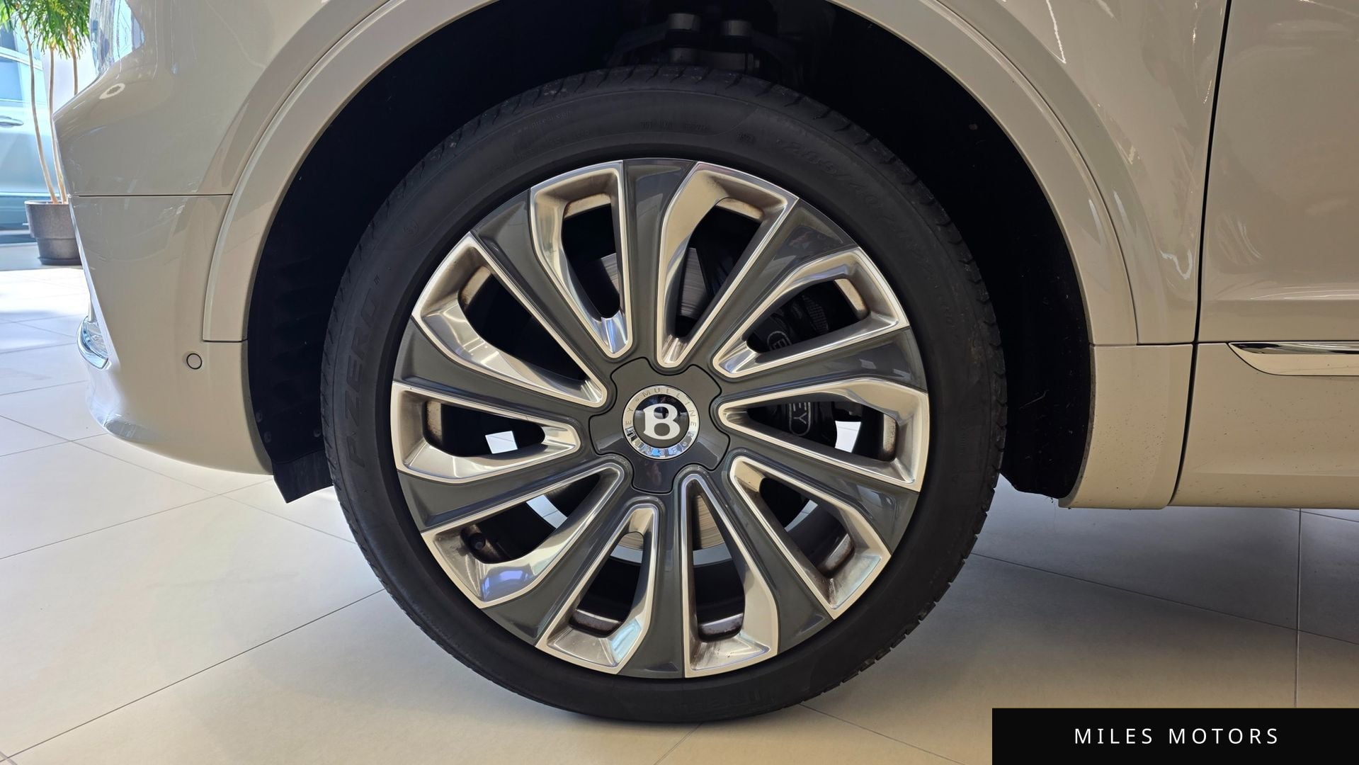 Bentley Bentayga 2025 — миниатюра 3
