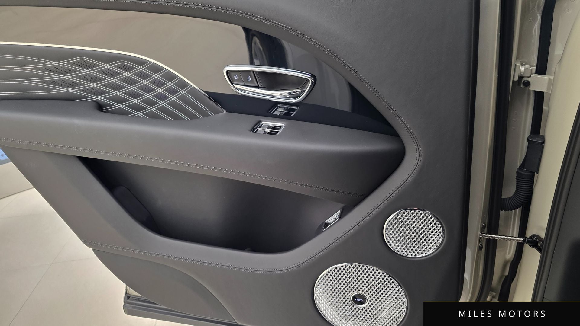 Bentley Bentayga 2025 — миниатюра 7