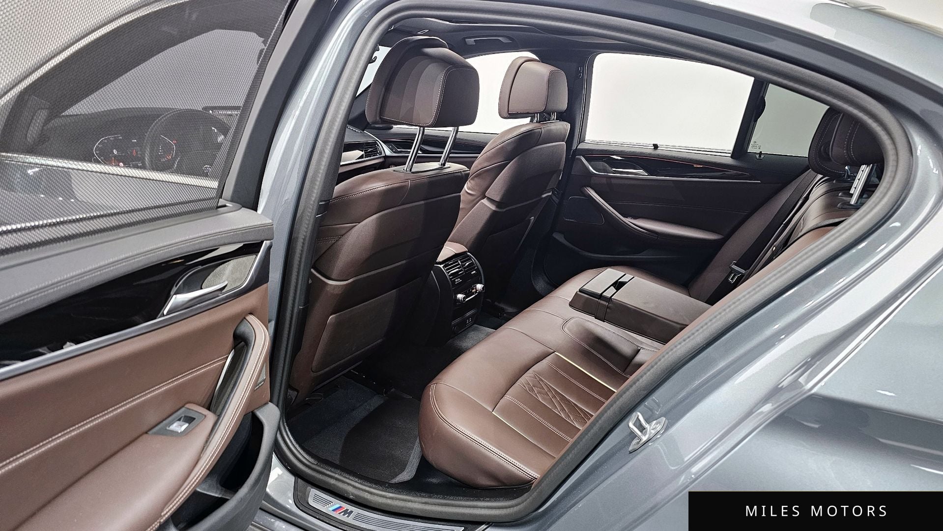 BMW 5 Series (G30) 2023 — миниатюра 11