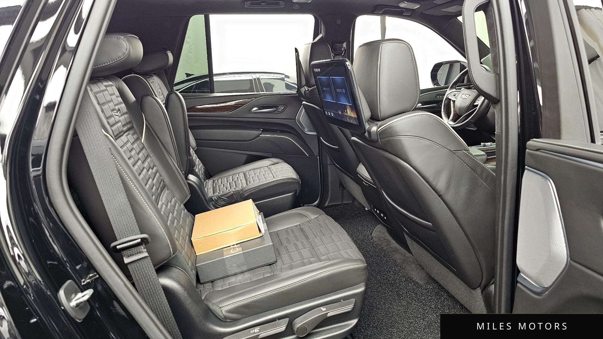 Cadillac Escalade 2023 — миниатюра 12