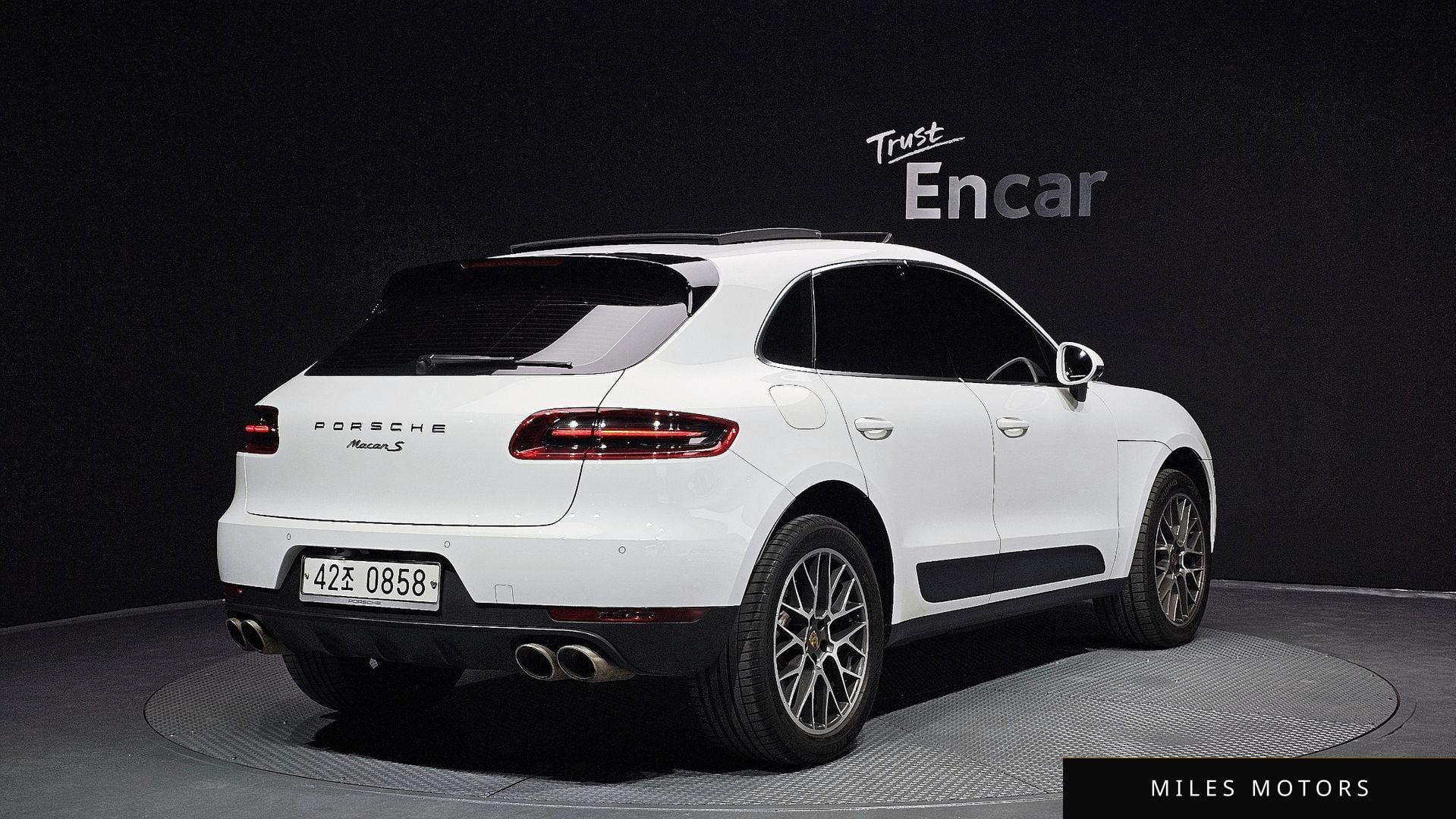 Porsche Macan 2017 — миниатюра 2