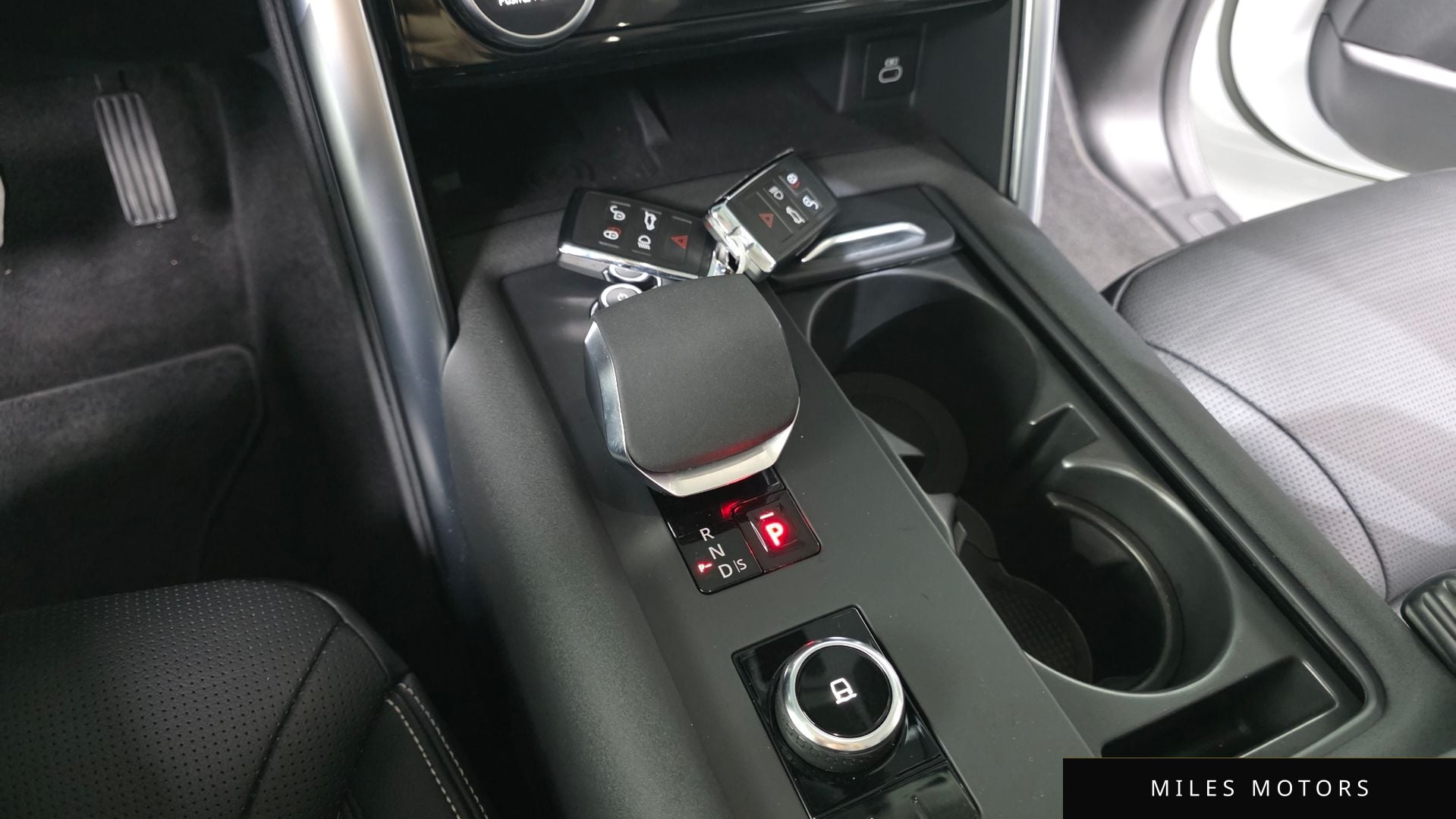 Land Rover Discovery 2023 — миниатюра 9