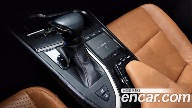 Лексус UX250h 2021 — миниатюра 9