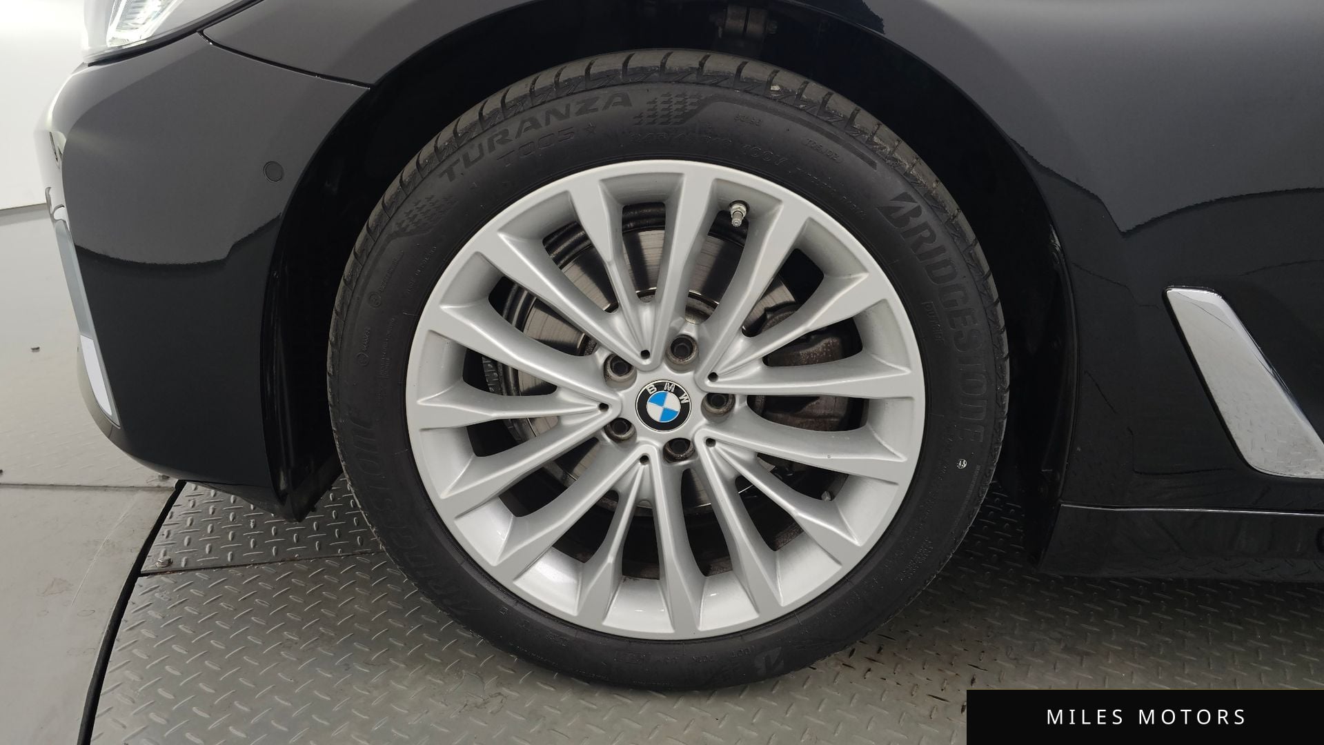 BMW 5 Series (G30) 2022 — миниатюра 5