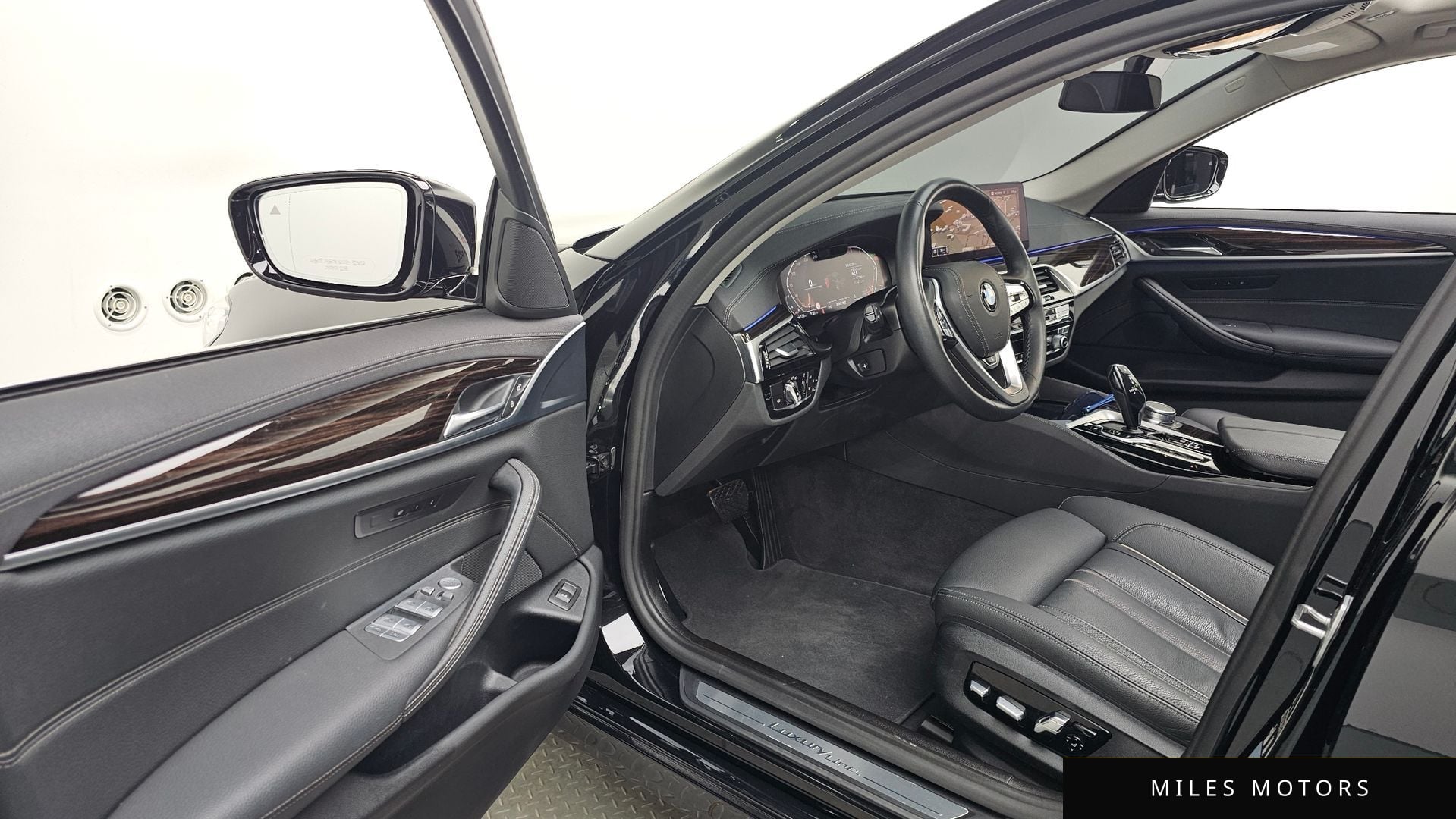 BMW 5 Series (G30) 2022 — миниатюра 10