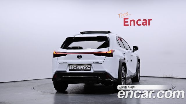 Лексус UX250h 2022 — миниатюра 4