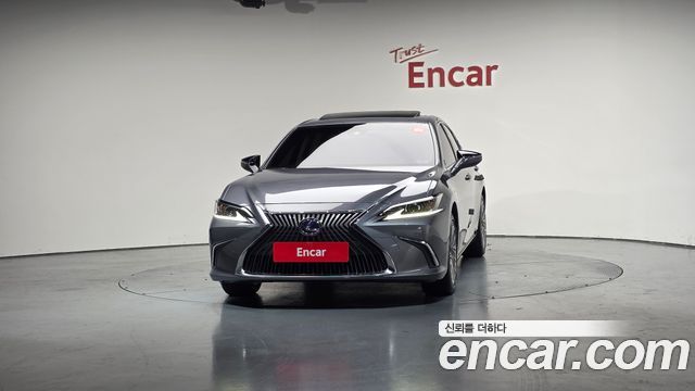 Лексус ES300h 2020 — миниатюра 3