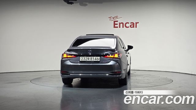 Лексус ES300h 2020 — миниатюра 4