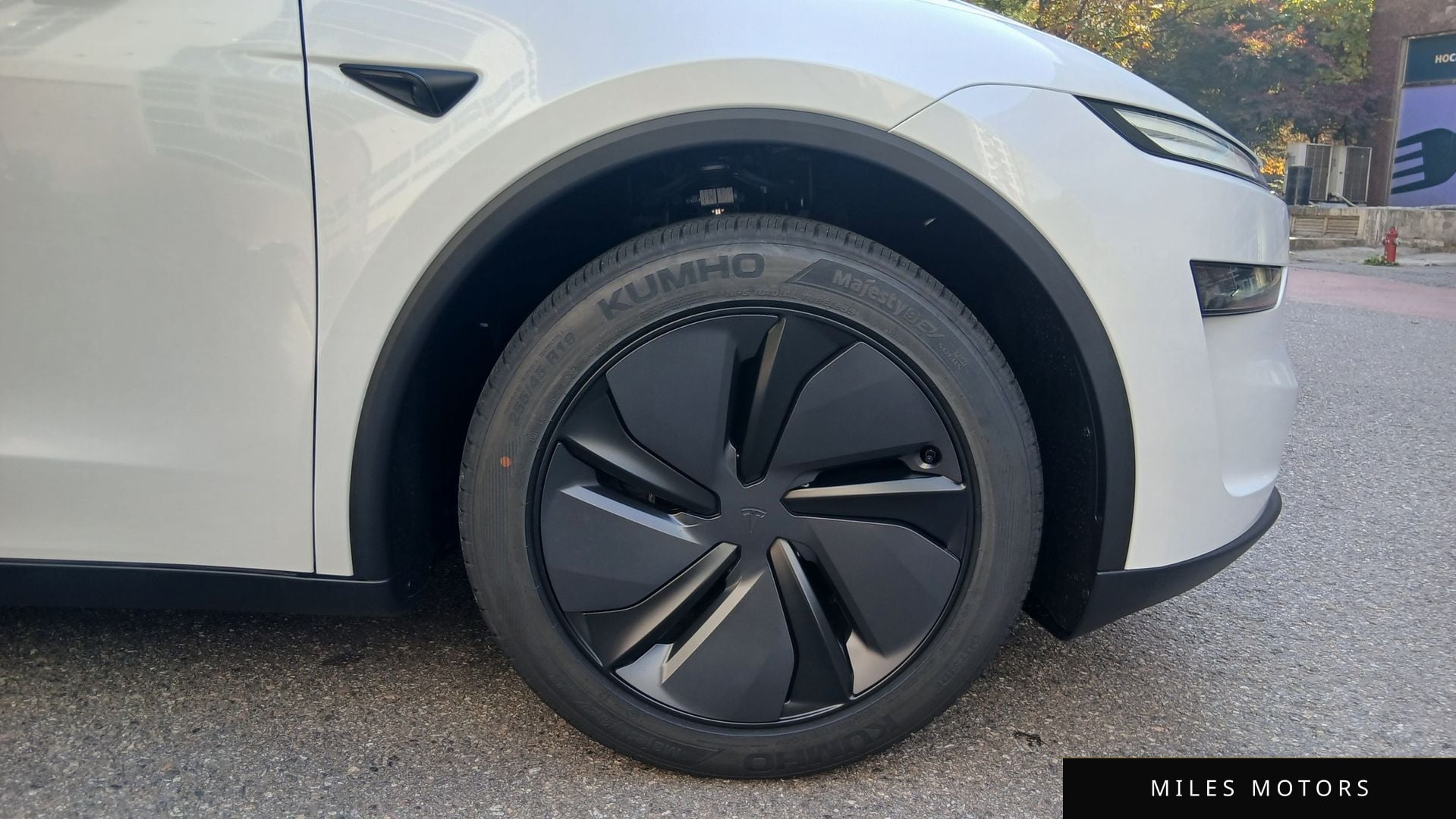 Tesla Model Y 2025 — миниатюра 18