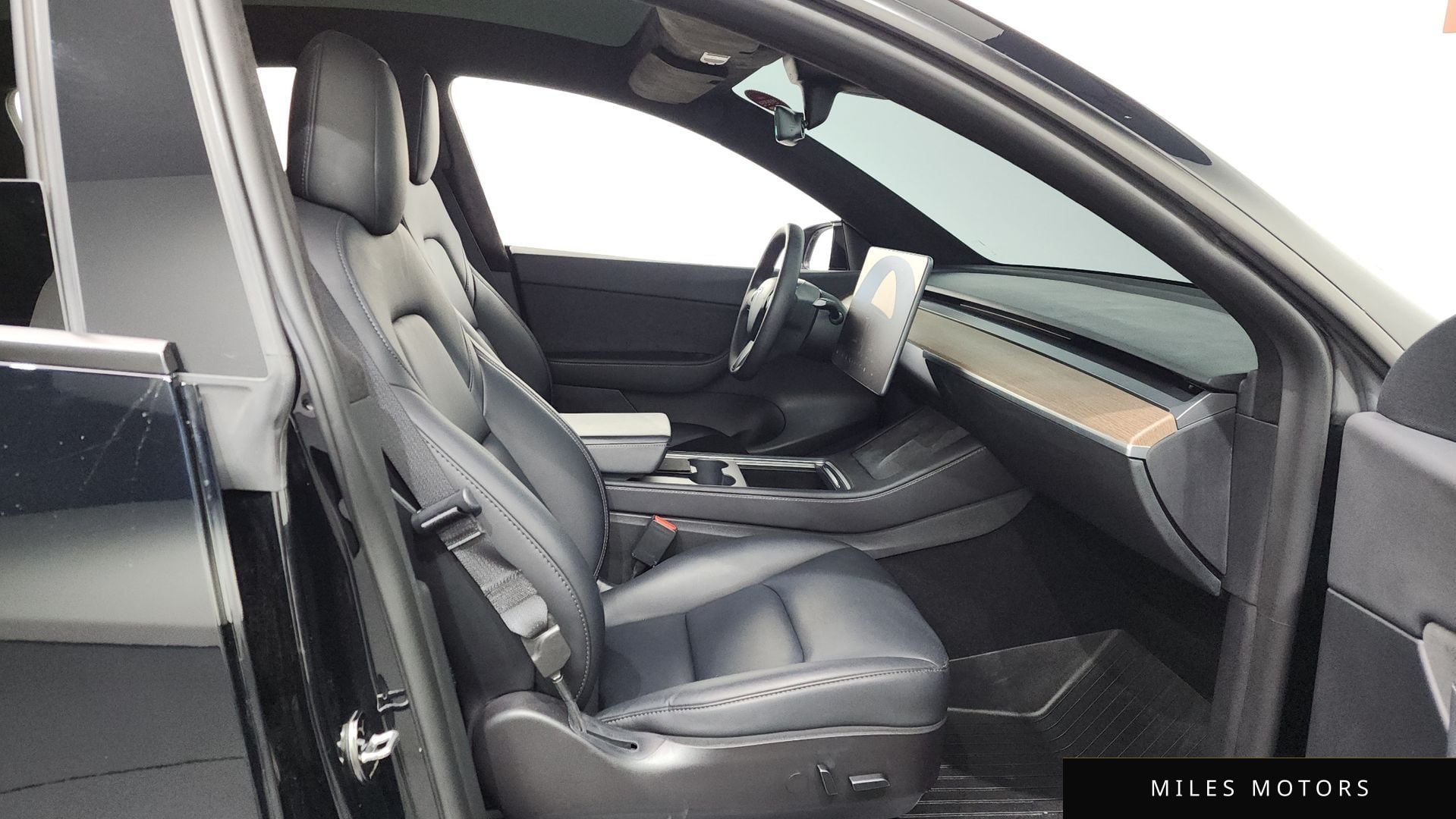 Tesla Model Y 2022 — миниатюра 11