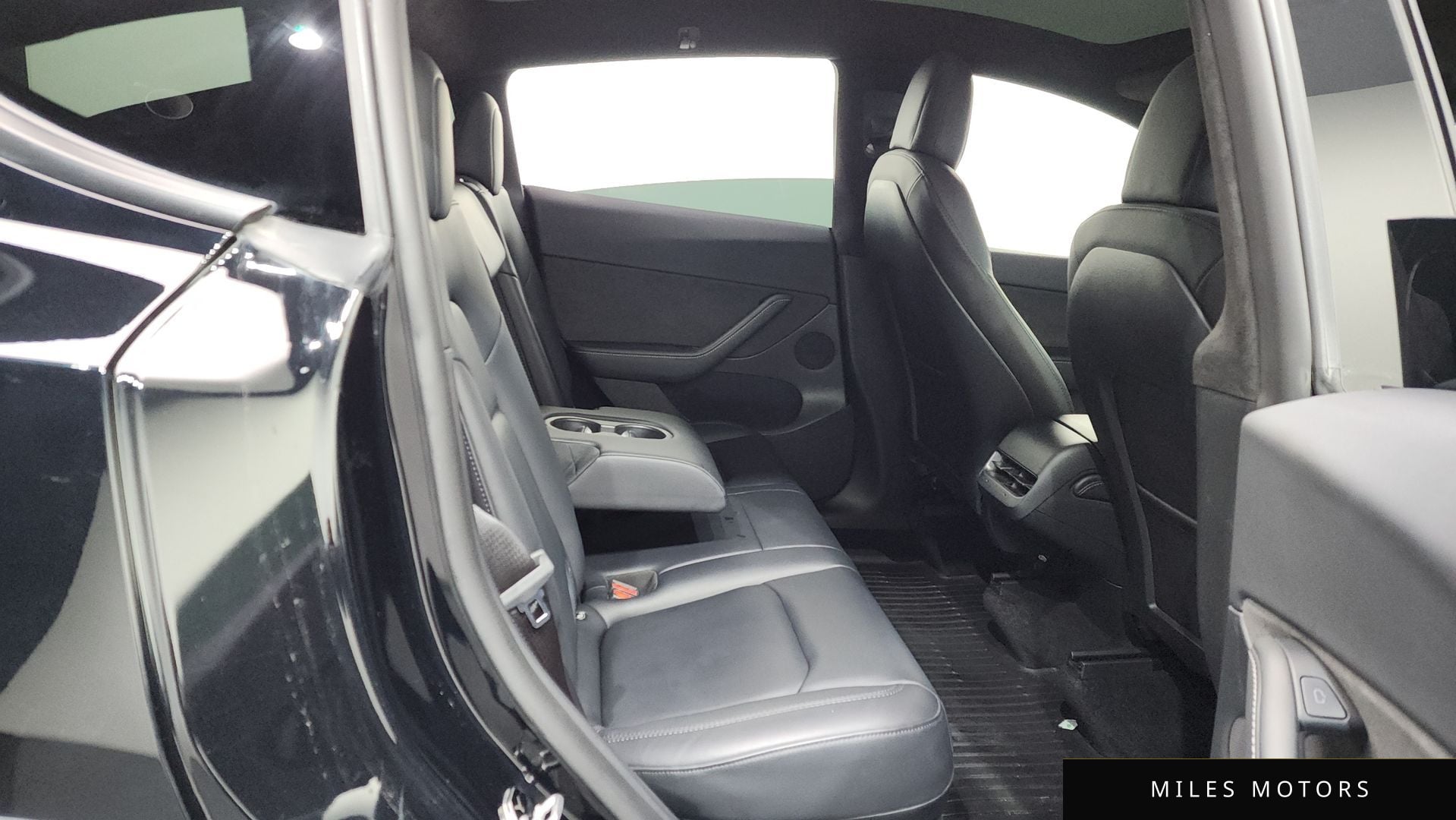 Tesla Model Y 2022 — миниатюра 12