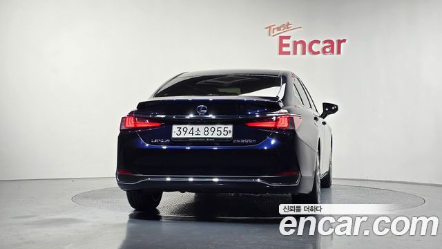 Лексус ES300h 2020 — миниатюра 4