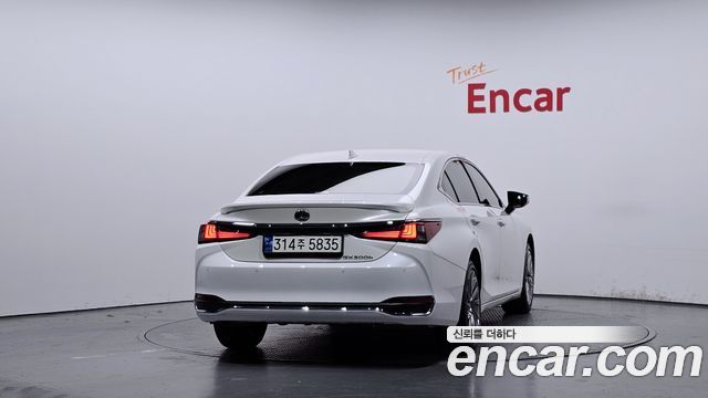 Лексус ES300h 2023 — миниатюра 4