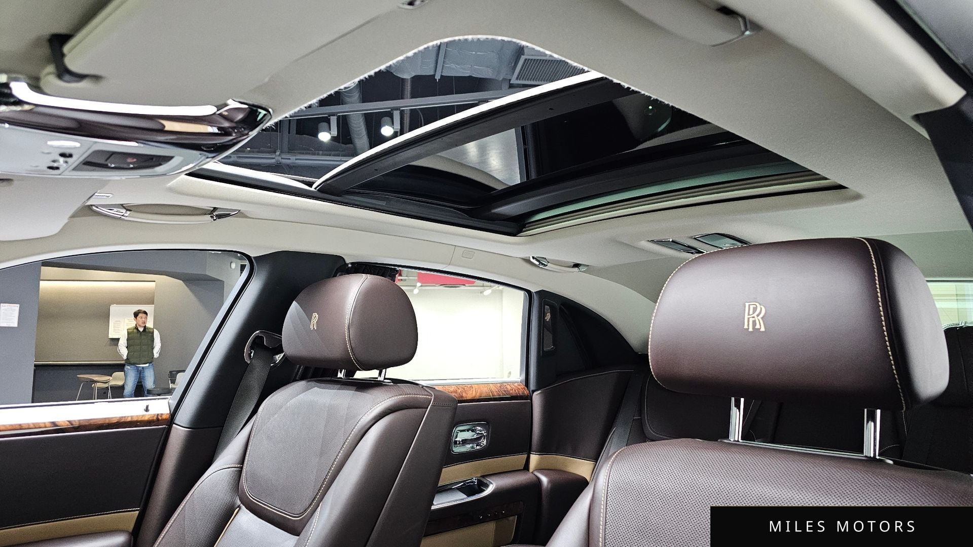 Rolls-Royce 고스트 2018 — миниатюра 17