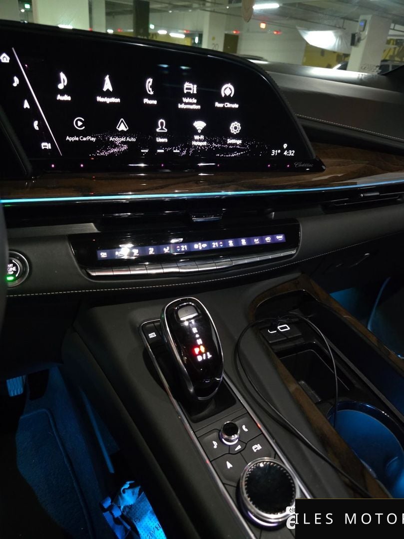 Cadillac Escalade 2021 — миниатюра 9