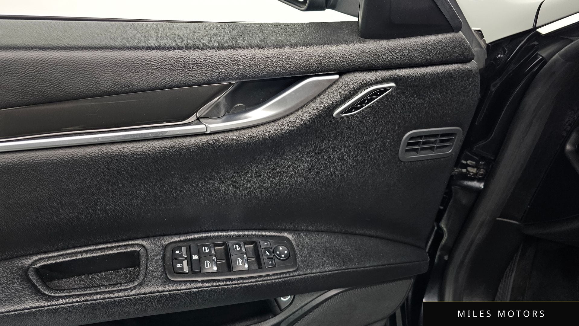 Maserati 기블리 2015 — миниатюра 18