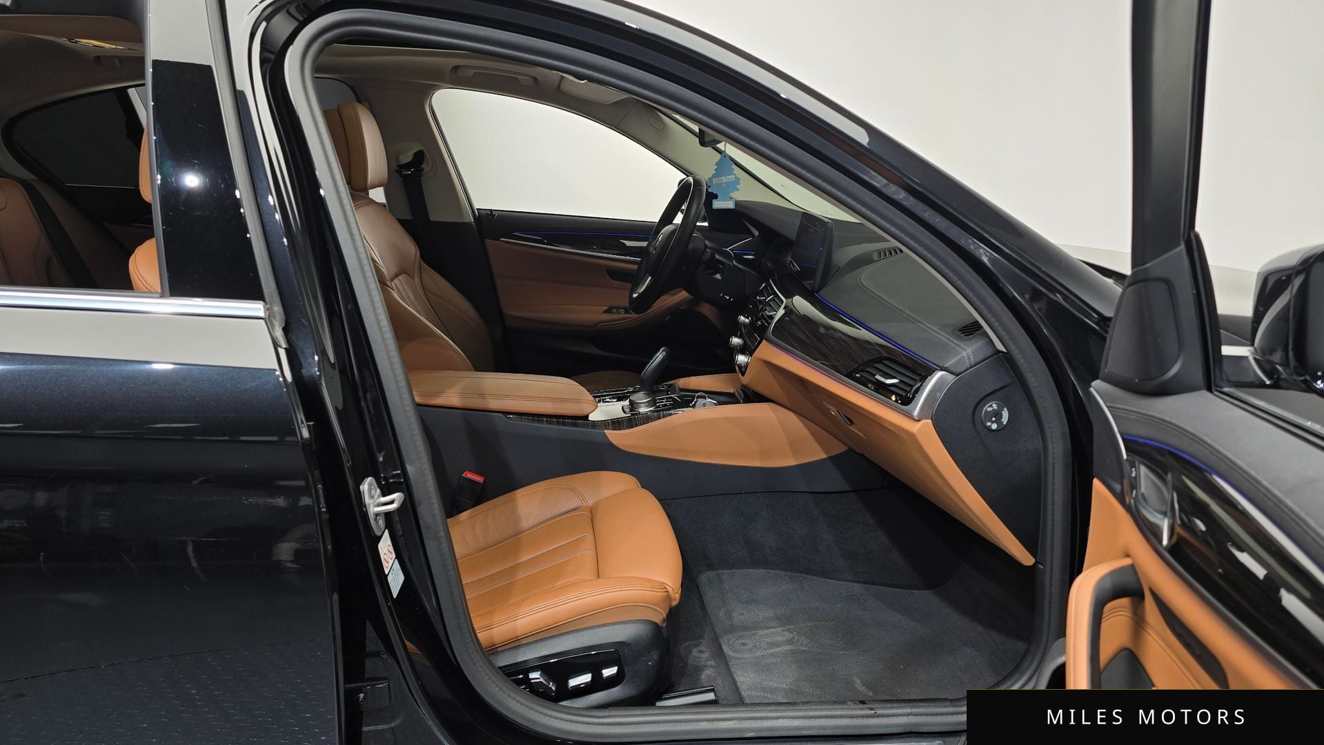 BMW 5 Series (G30) 2023 — миниатюра 11