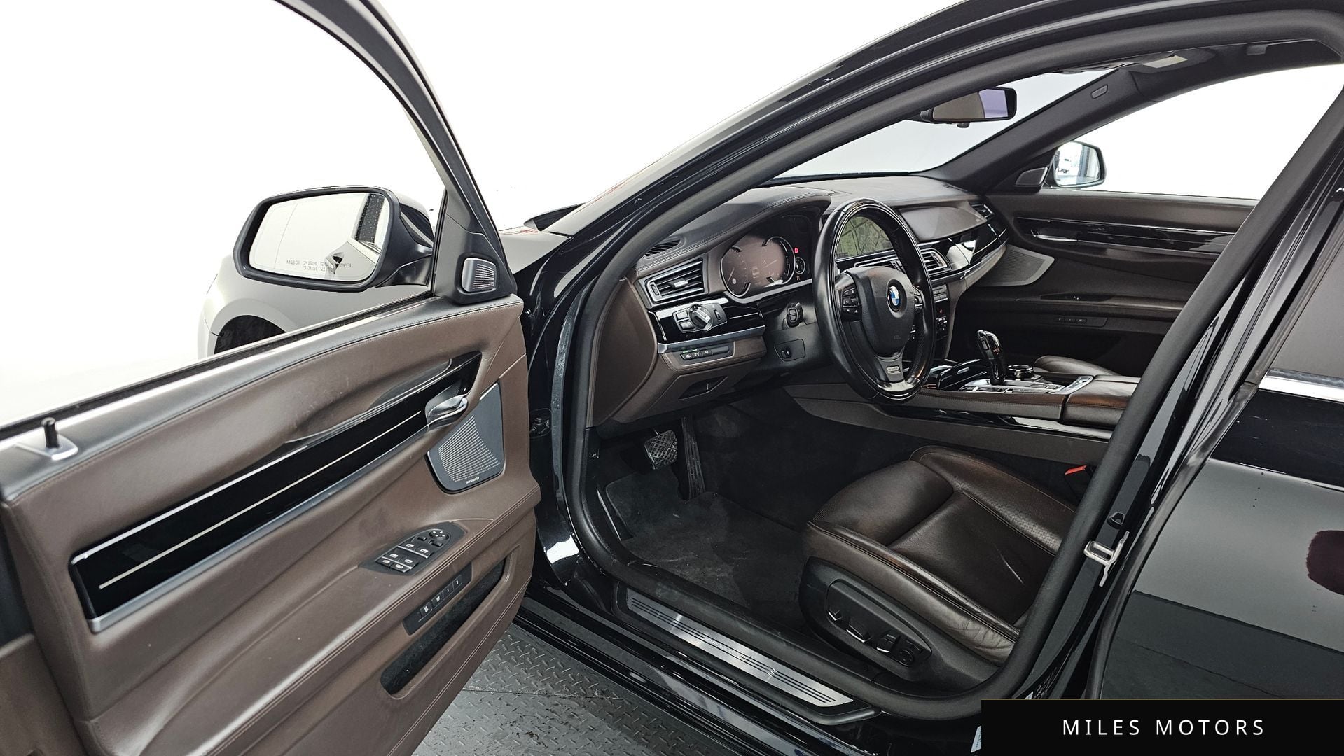 BMW 7 Series (F01) 2015 — миниатюра 10