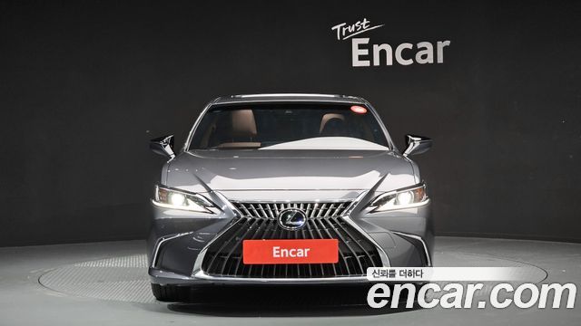 Лексус ES300h 2023 — миниатюра 3