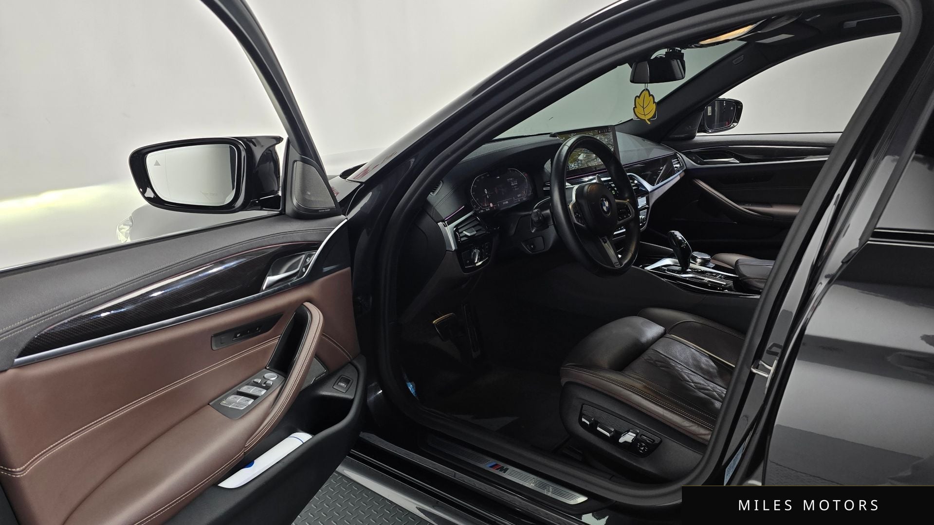 BMW 5 Series (G30) 2023 — миниатюра 10
