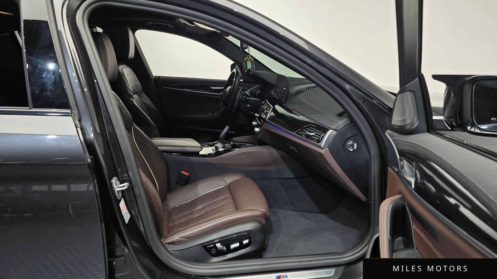 BMW 5 Series (G30) 2023 — миниатюра 11
