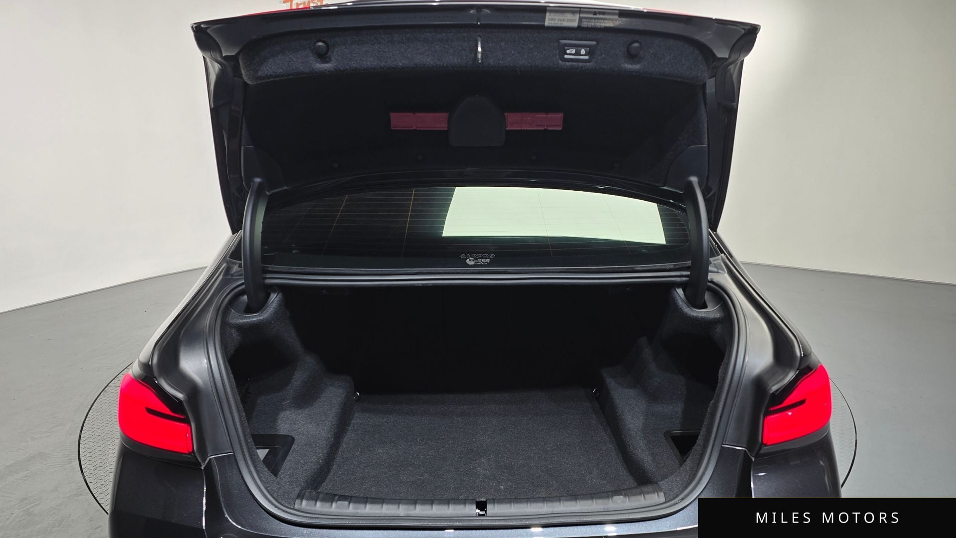 BMW 5 Series (G30) 2023 — миниатюра 20