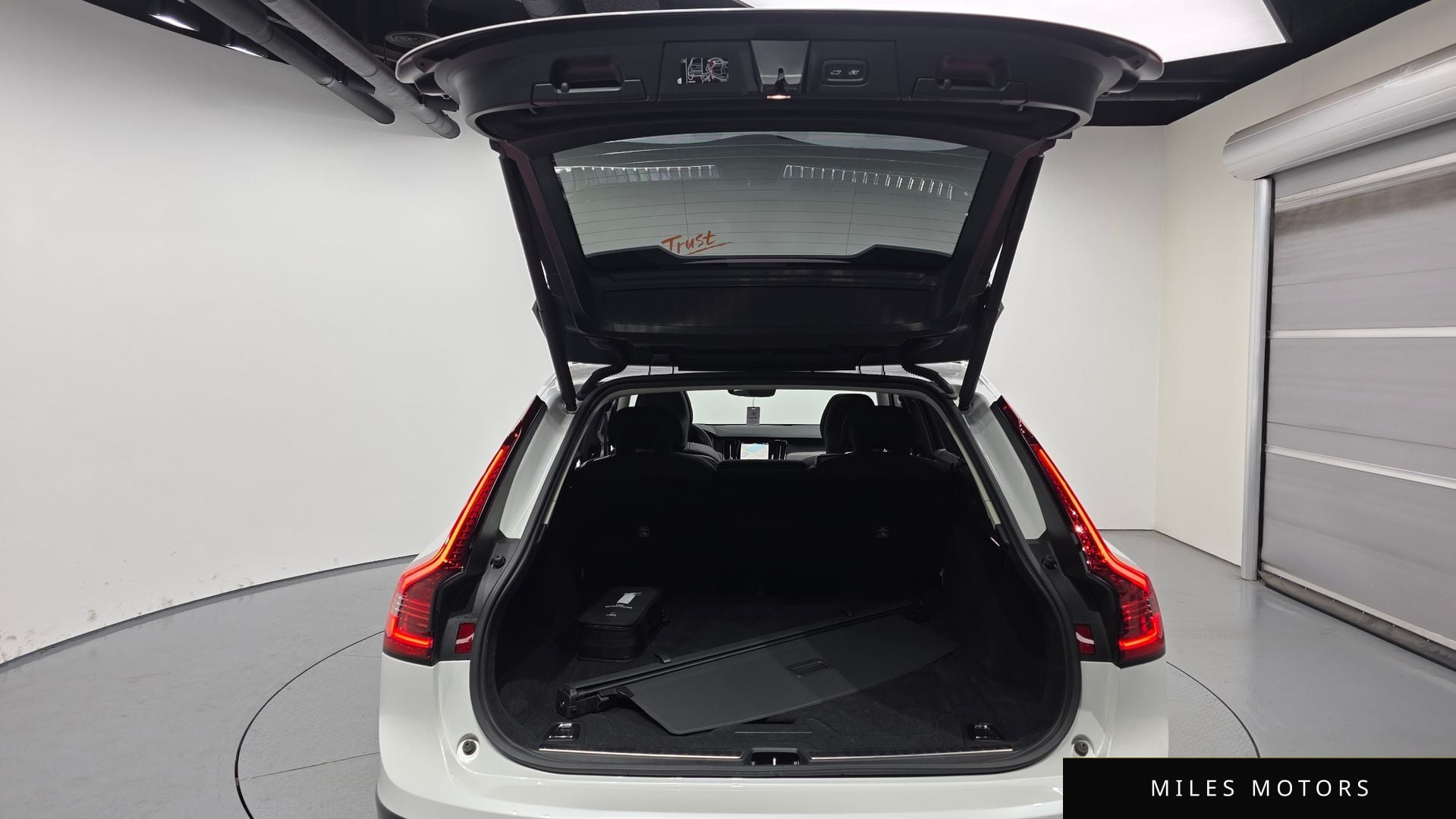 Volvo V90 크로스컨트리 2025 — миниатюра 20