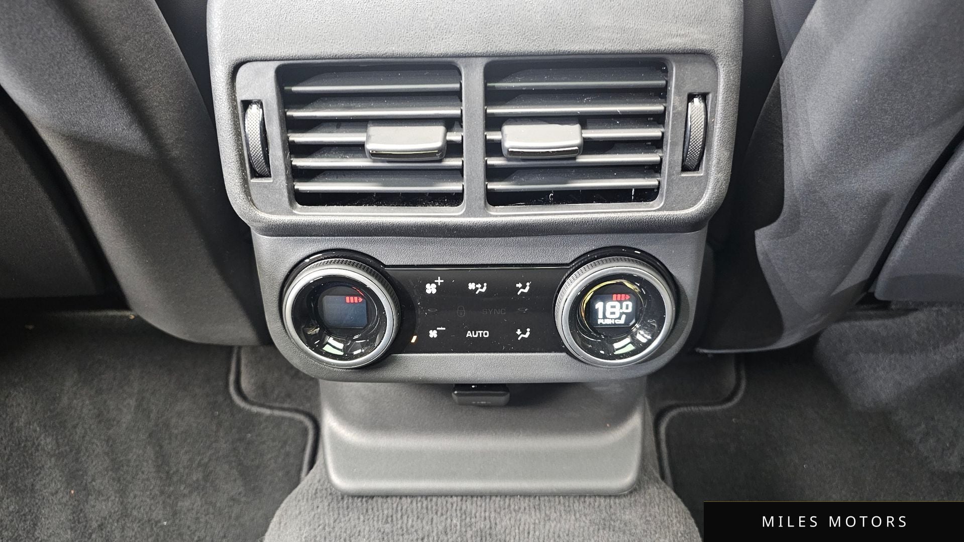 Land Rover 레인지로버 벨라 2025 — миниатюра 18