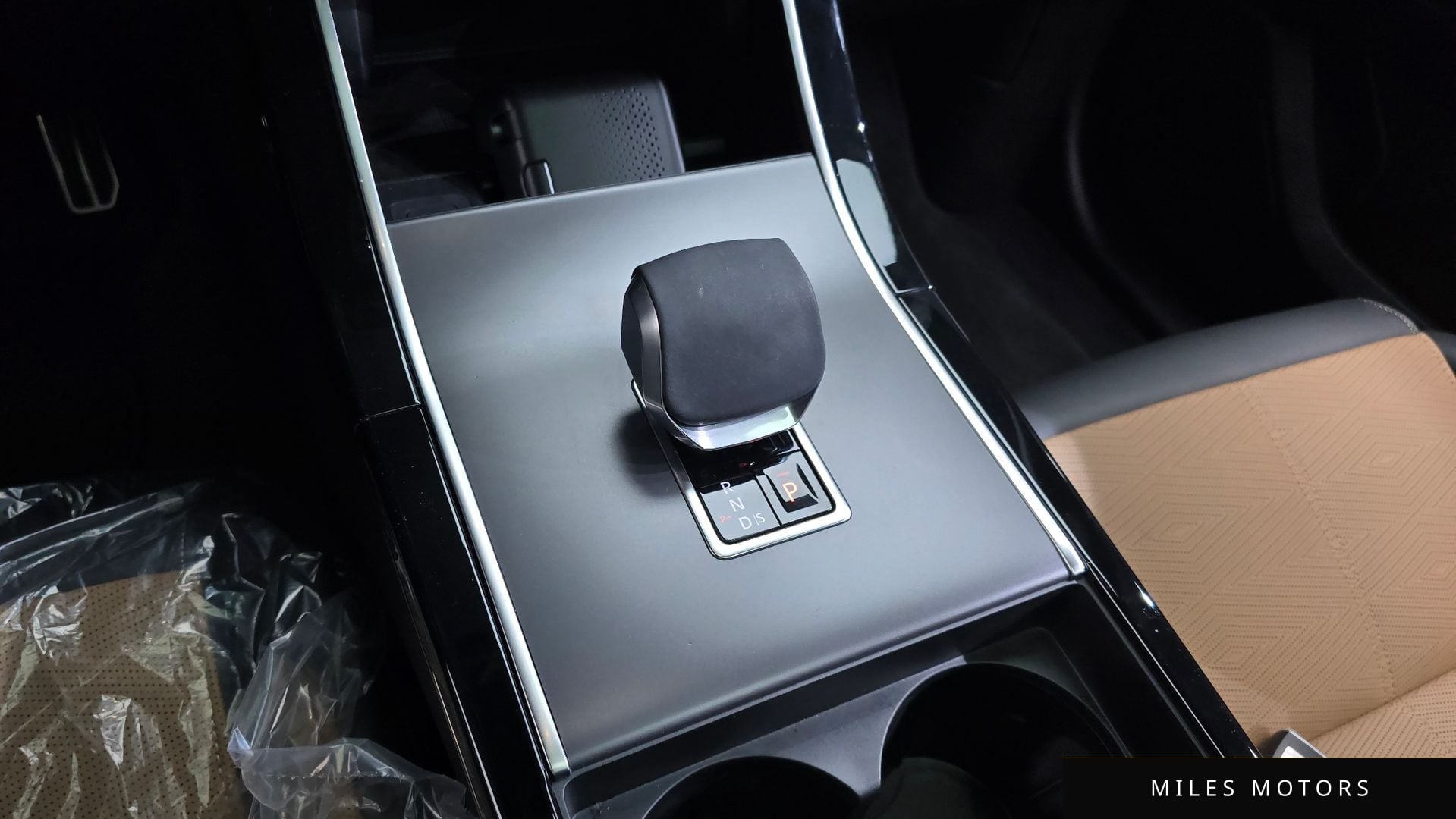 Land Rover 레인지로버 벨라 2025 — миниатюра 8