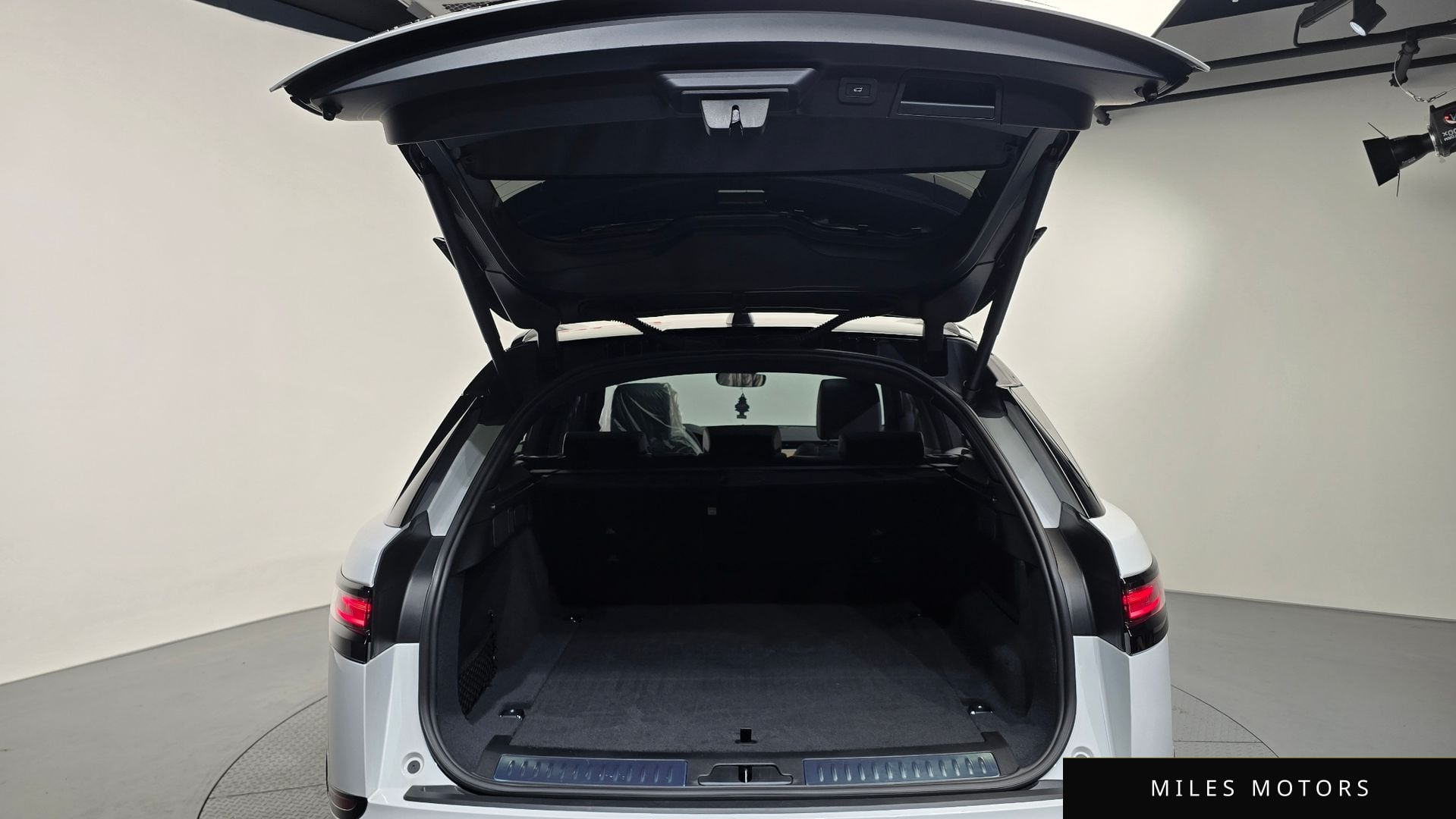 Land Rover 레인지로버 벨라 2025 — миниатюра 20