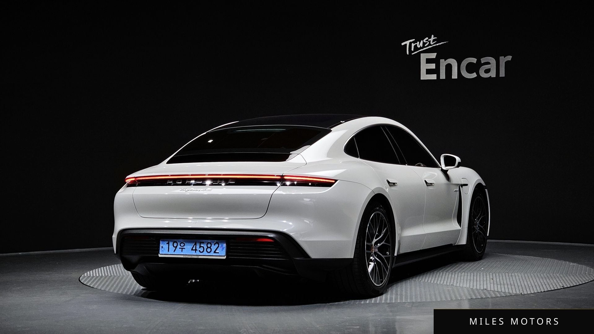 Porsche Taycan 2023 — миниатюра 2