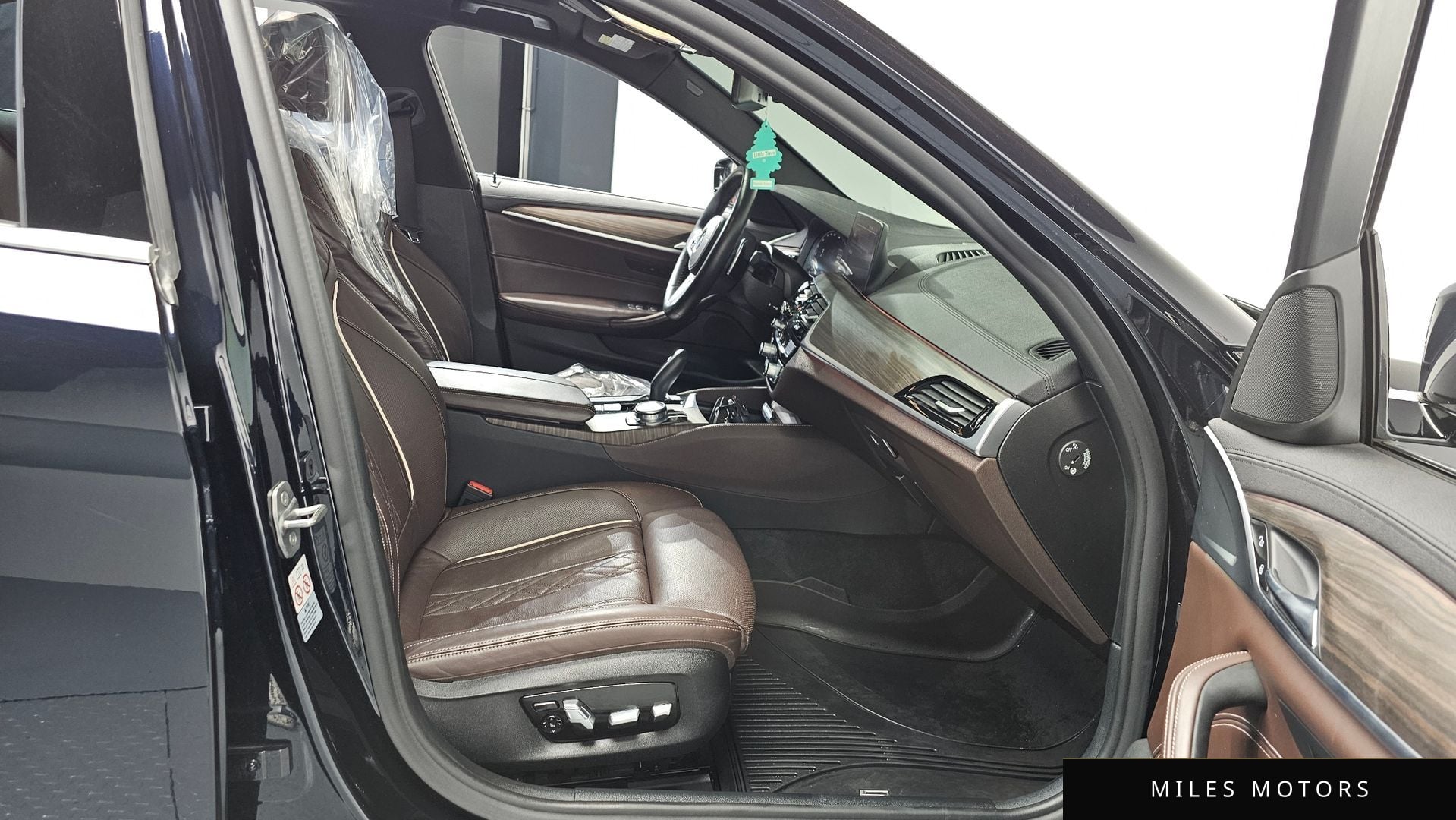 BMW 5 Series (G30) 2020 — миниатюра 11