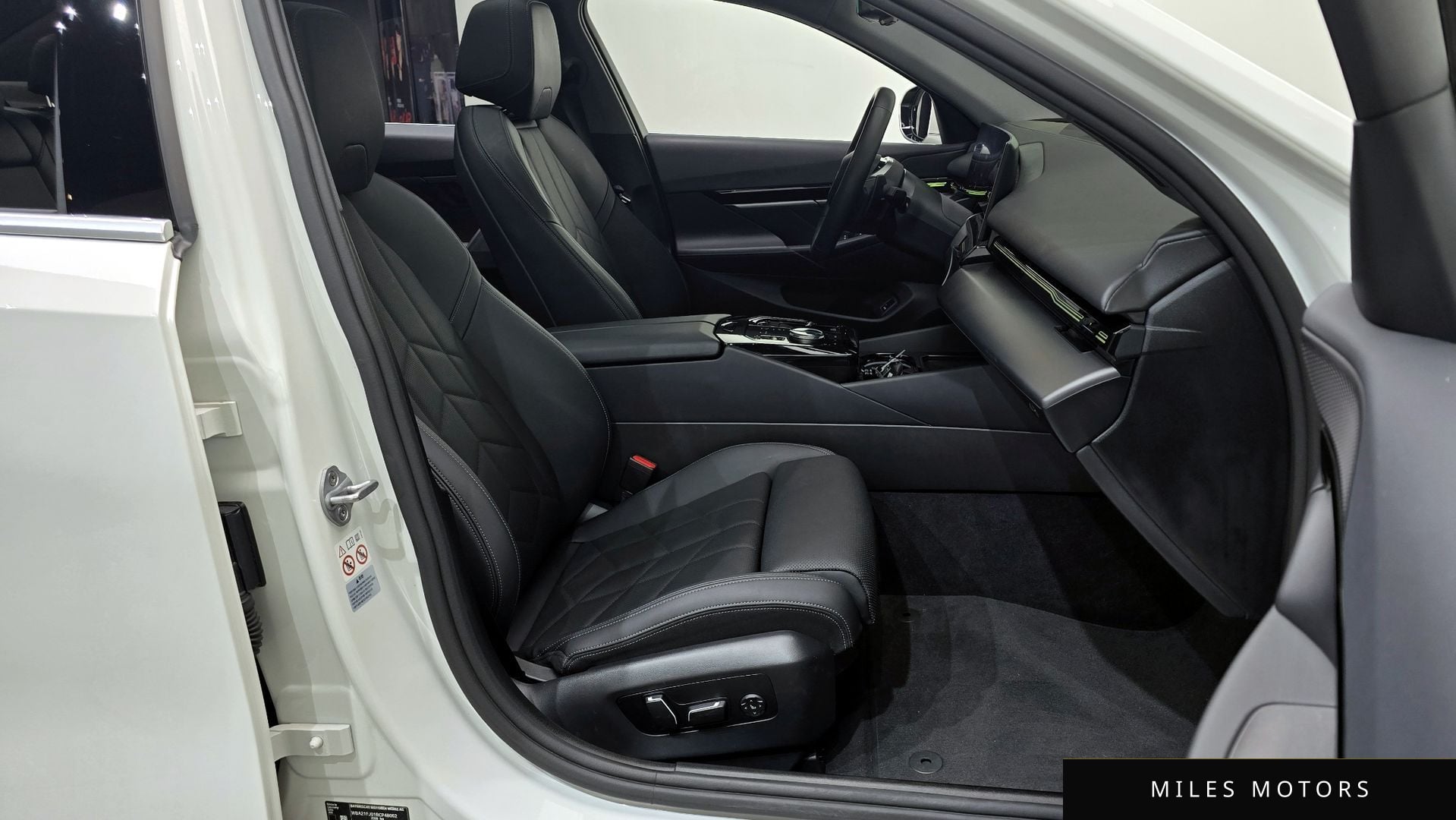 BMW 5 Series (G60) 2024 — миниатюра 12