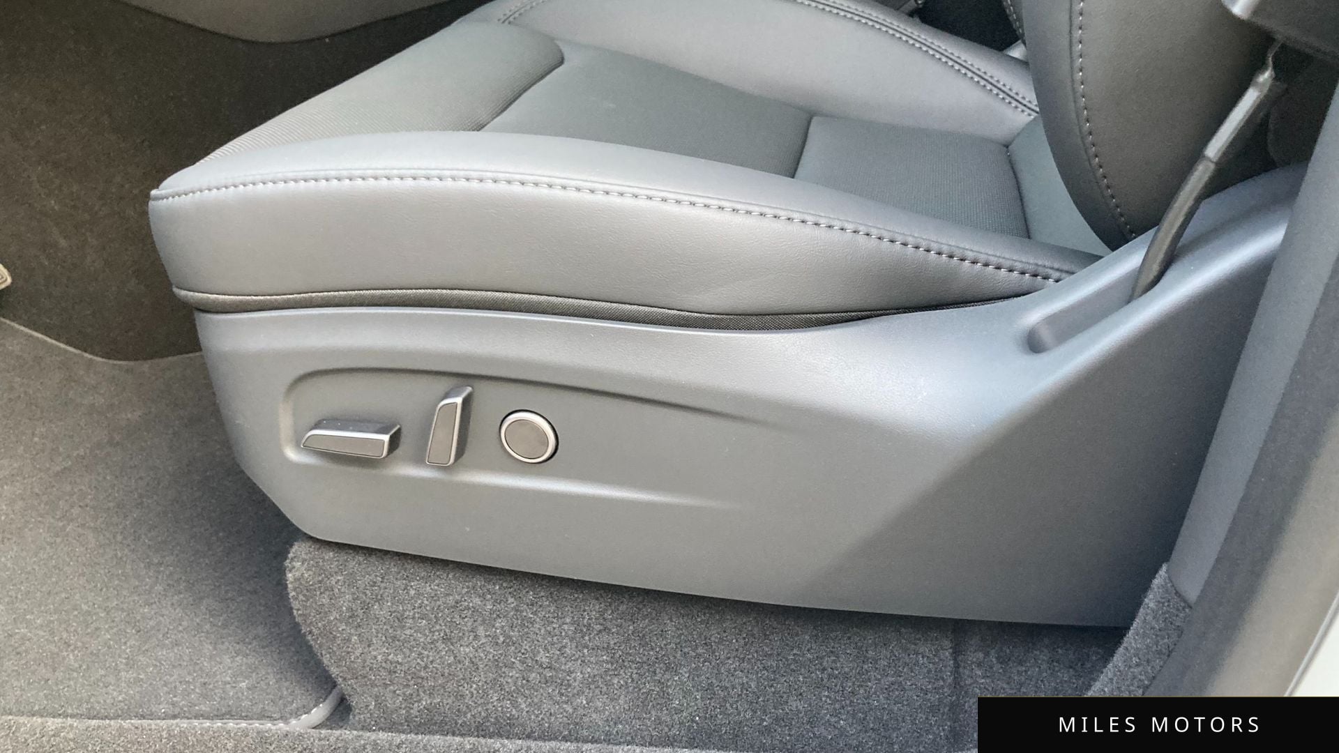 Tesla Model Y 2025 — миниатюра 10