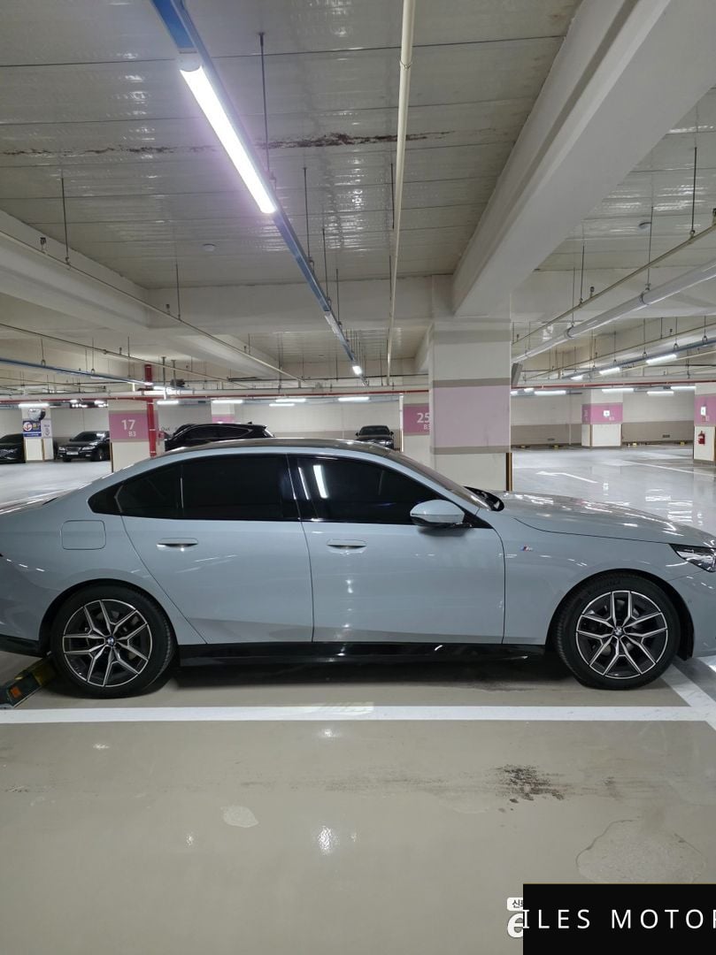 BMW 5 Series (G60) 2025 — миниатюра 5