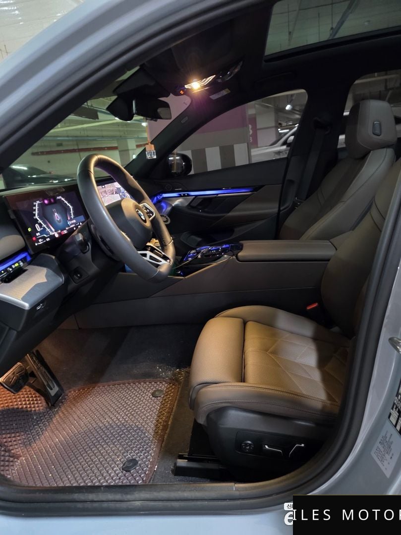 BMW 5 Series (G60) 2025 — миниатюра 11