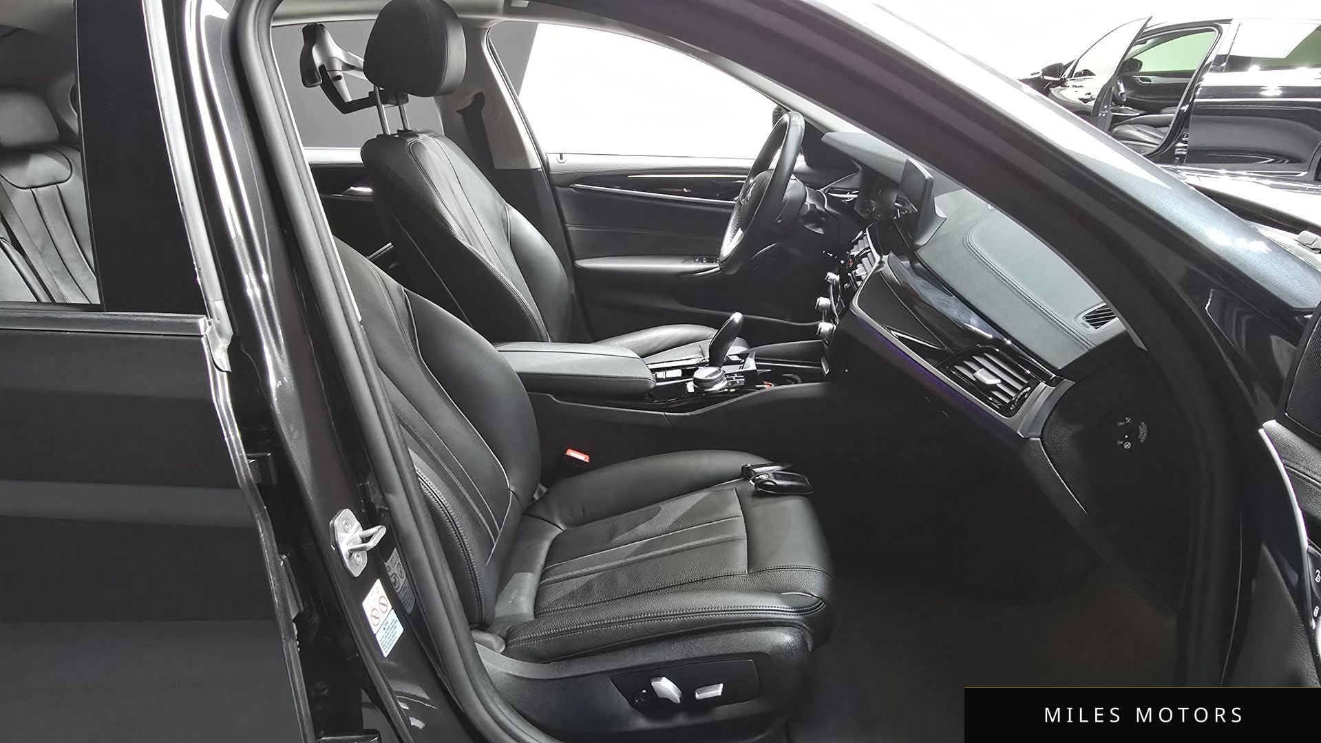 BMW 5 Series (G30) 2020 — миниатюра 11