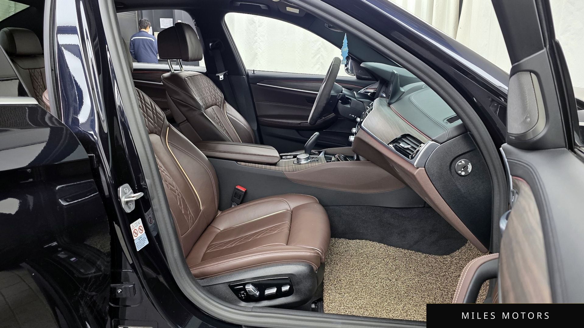 BMW 5 Series (G30) 2020 — миниатюра 11