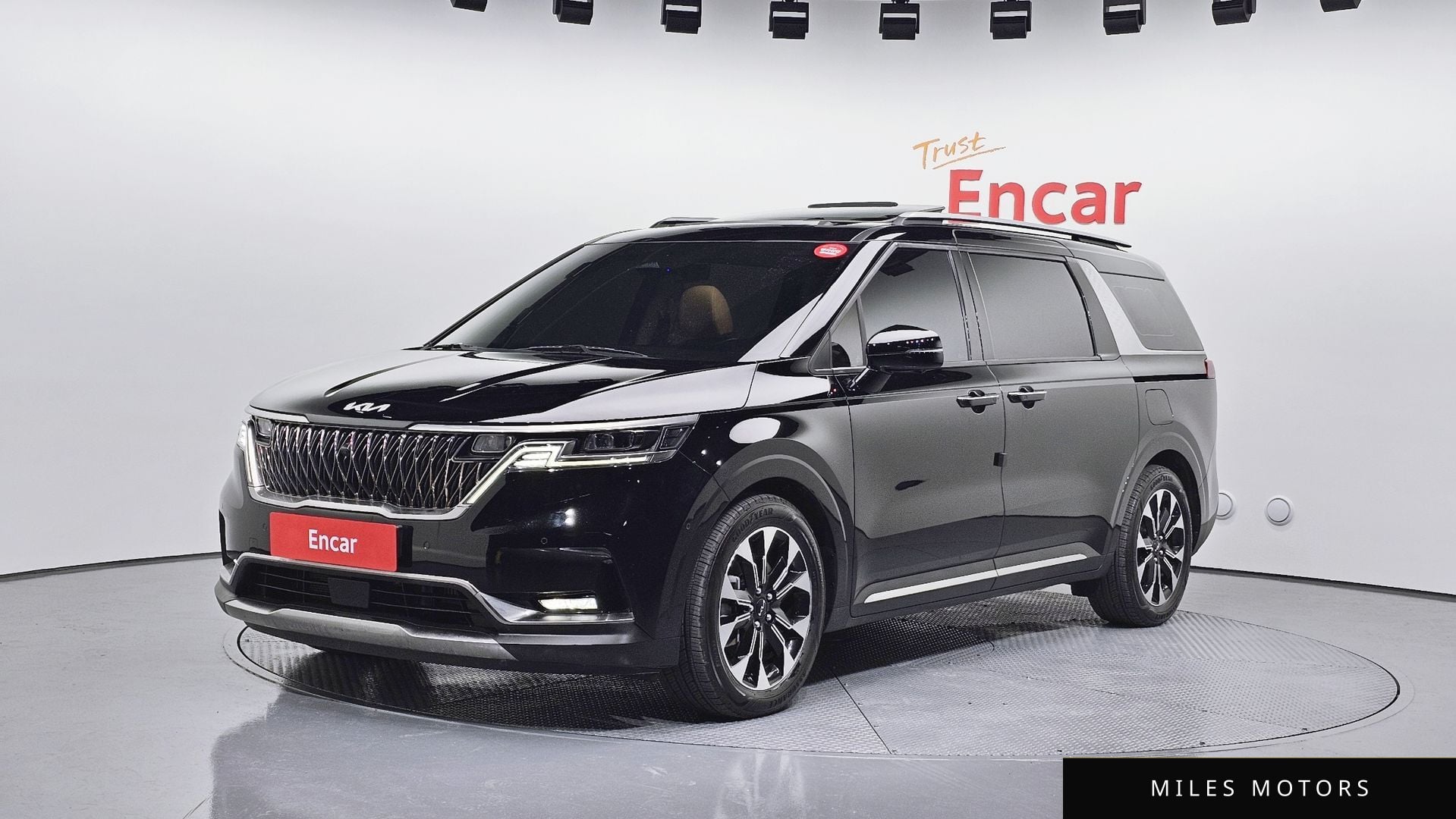 Kia Carnival 2023 — фото 1 из 12