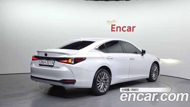 Лексус ES300h 2023 — миниатюра 2