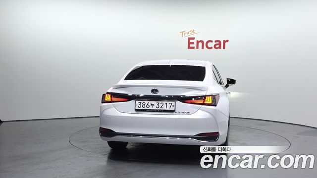 Лексус ES300h 2023 — миниатюра 4