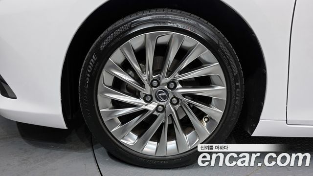Лексус ES300h 2023 — миниатюра 5