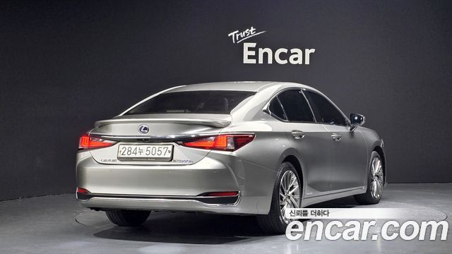 Лексус ES300h 2020 — миниатюра 2